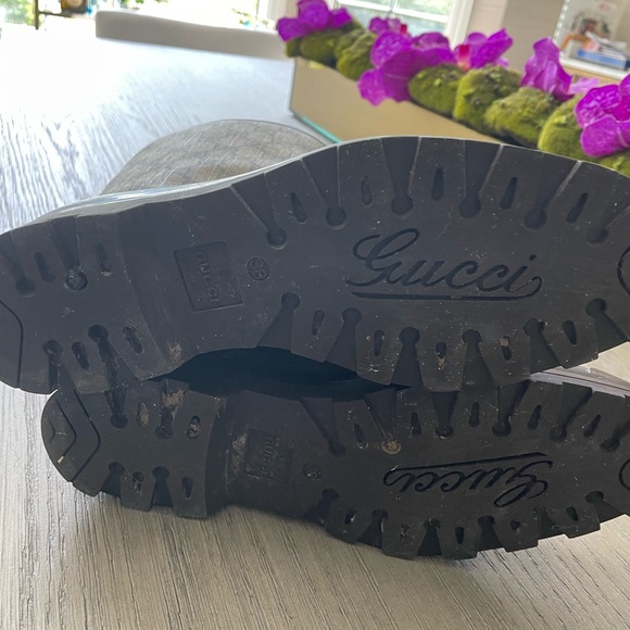 Brown and tan Gucci rain boots with rabbit fur inside - Picture 5 of 5